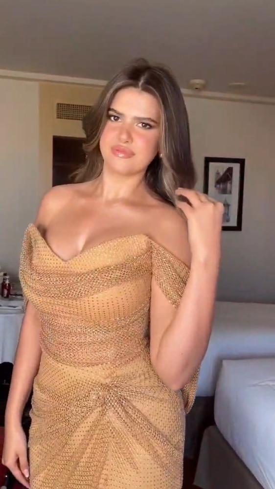 فستان سهره المزين بفصوص الزاركون مزين بالكسرات