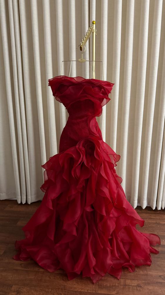 فستان سهره اورجنزا المزين بالكسرات بوليسيه مزين بالطبقات