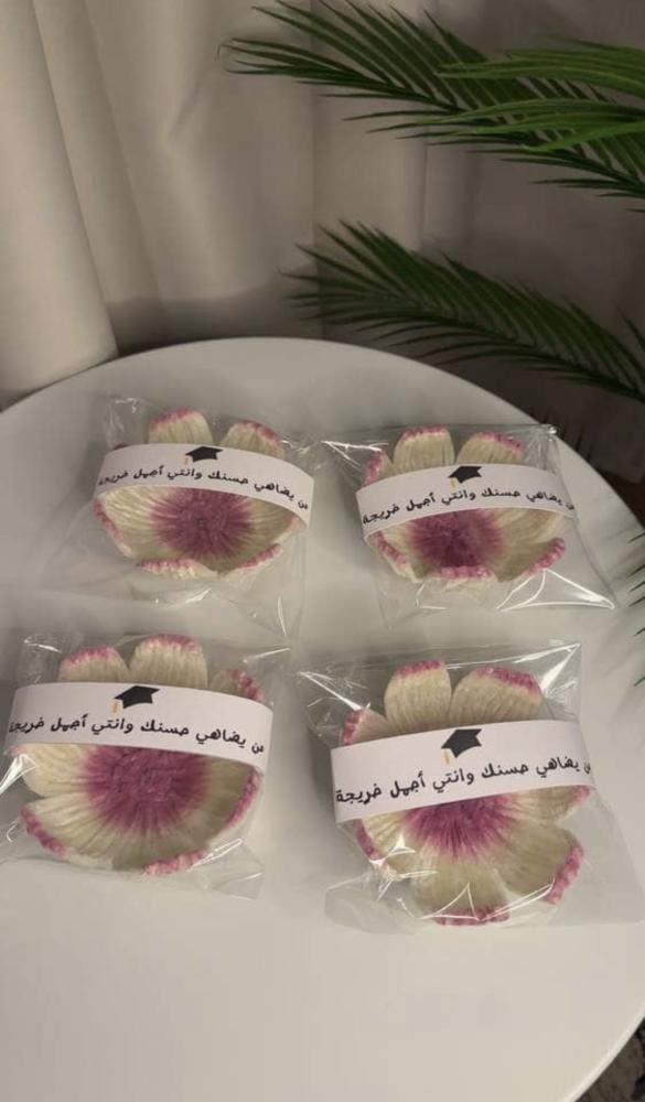 قاعدة اكسسوارات مع شريط كرت التخرج  السعر للحبة