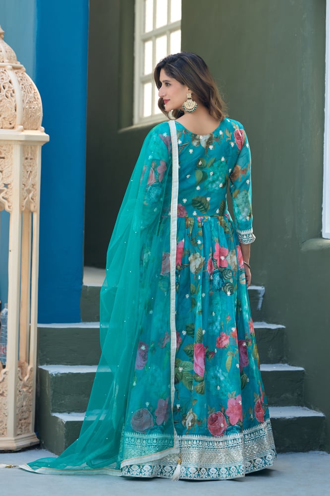 اطلالتك ناعمة بس توقعها قوي