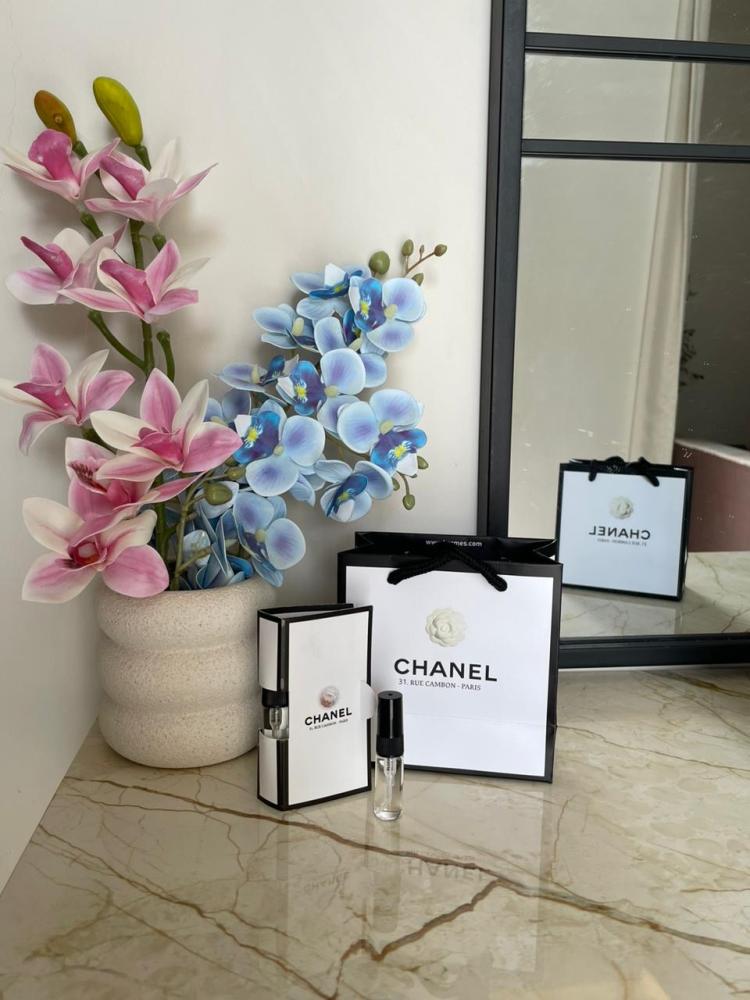 عينة عطر مع كيس شانل