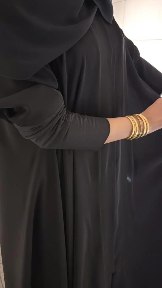 عباية كلوش سادة بتصميم كلاسيكي أنيق باللون الأسود العميق