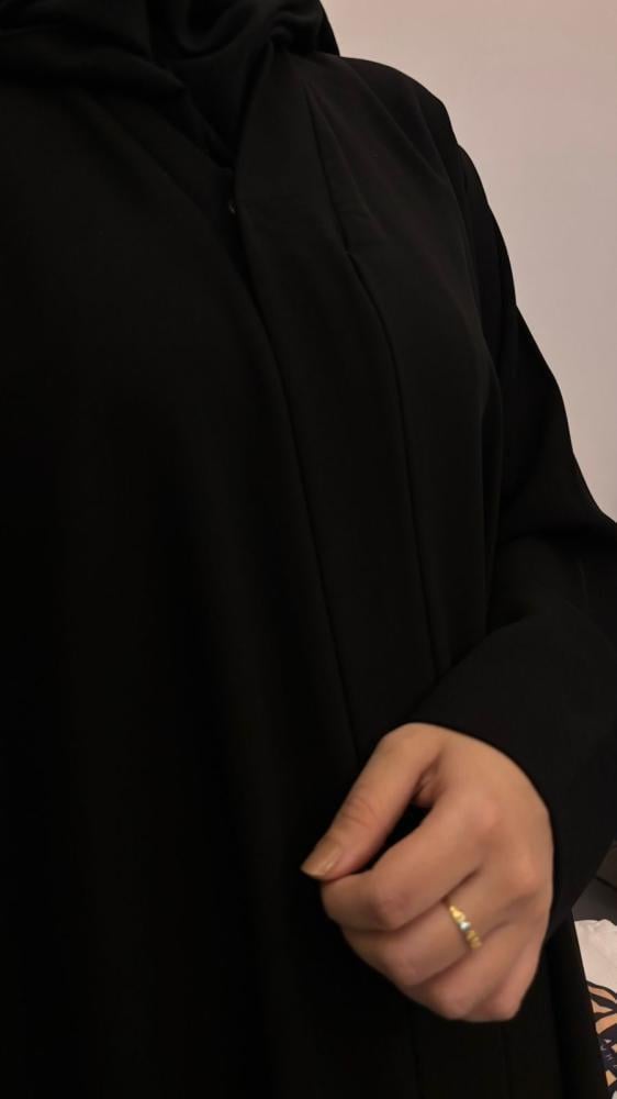 عباية سوداء بسحاب مخفي بقصة انسيابية أنيقة