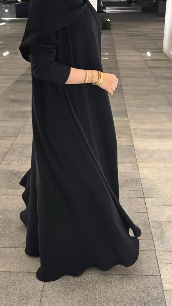 عباية كلوش سادة بتصميم كلاسيكي أنيق باللون الأسود العميق
