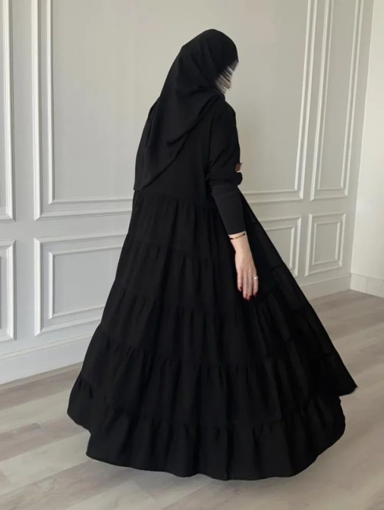 عباية كلوش طبقات بتصميم ناعم وأنثوي يتميز بقصة واسعة وانسيابية