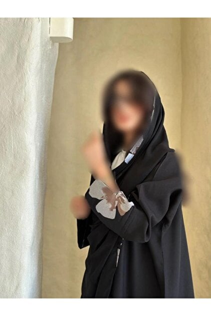 عباية ورد رمادي سوداء شتوية كريب واقف – قصة ربع كلوش بتطريز ورد رمادي أنيق مع طقطق مخفي وطرحة هدية