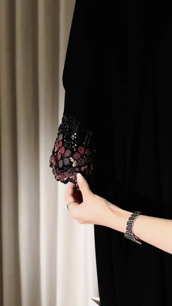 عباية إيلينا سوداء فاخرة بأزرار عملية وتطريز لامع – تصميم أنيق للمناسبات والدوام