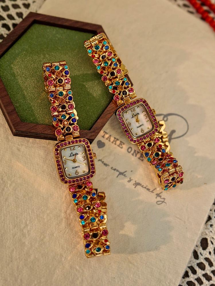 ساعة مربعة بأحجار ملونة