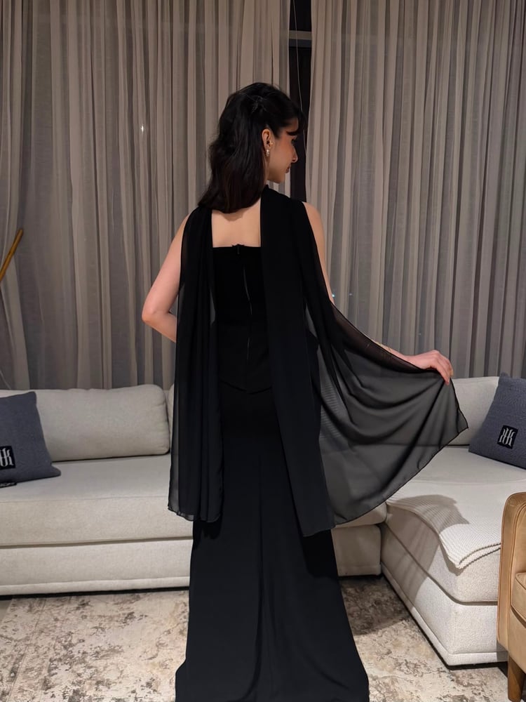 فستان أسود فاخر بكورسيه مزين بورود ثلاثية الأبعاد وتفاصيل لامعة