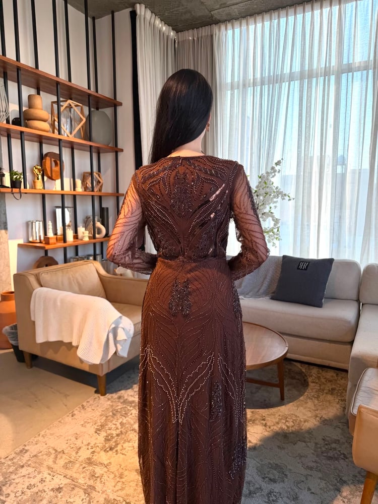 فستان بني شوكلاته فاخر بتطريزات كريستاليه لامعه بأكمام شفافه وقصه طويله محدده