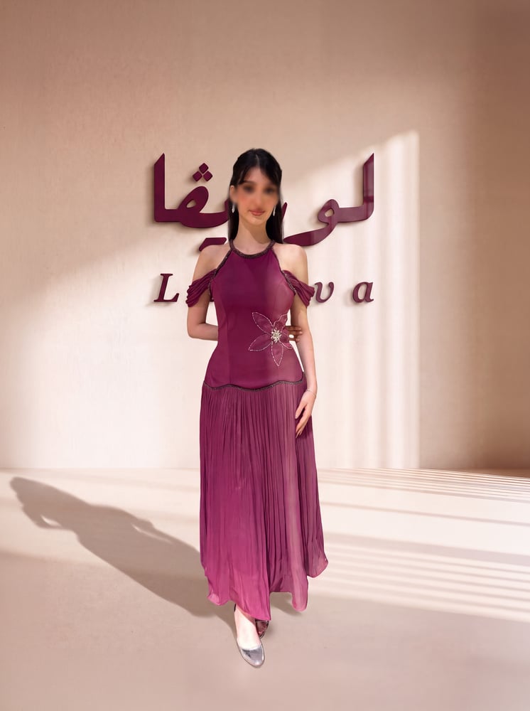 فستان عنابي أنيق بتصميم هالتر وأكتاف مكشوفة، مزين بوردة كريستالية عند الخصر
