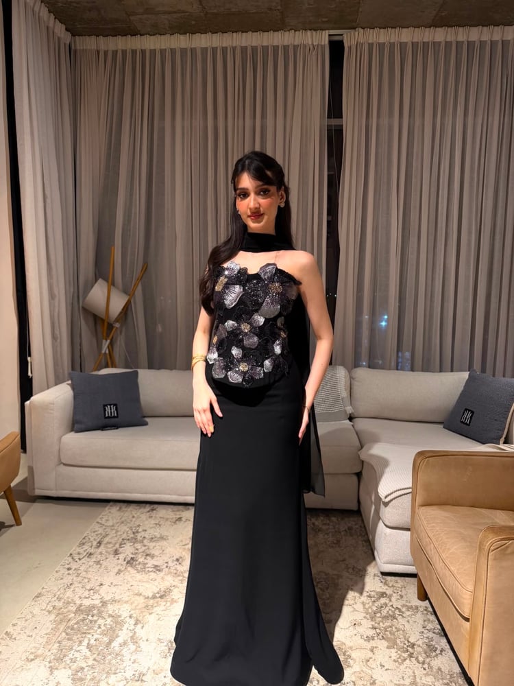 فستان أسود فاخر بكورسيه مزين بورود ثلاثية الأبعاد وتفاصيل لامعة