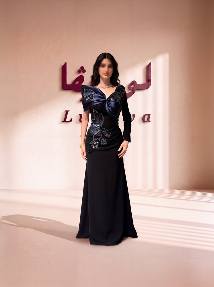 فستان أسود فاخر بفيونكة ساتان وتطريز فراشات لامعه