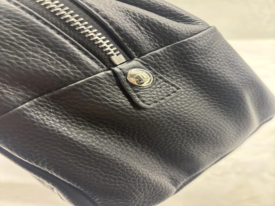 chanel vintage leather black shoulder bag 34x18cm