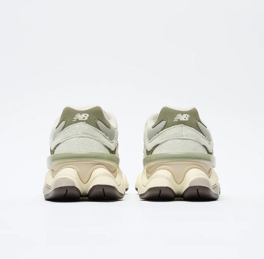 New Balance - 2002R