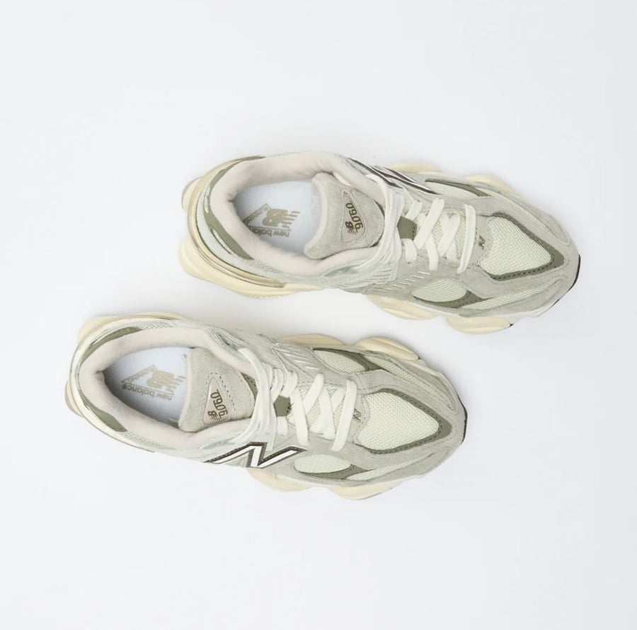 New Balance - 2002R