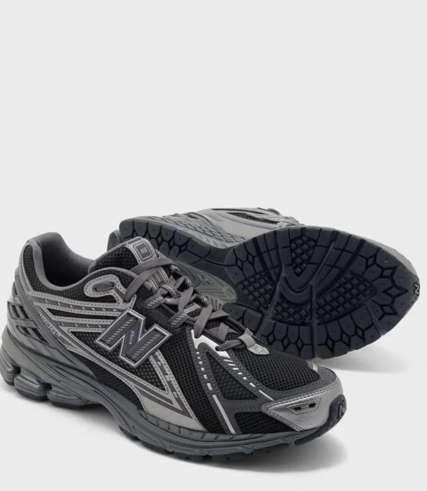 New Balance - 2002R