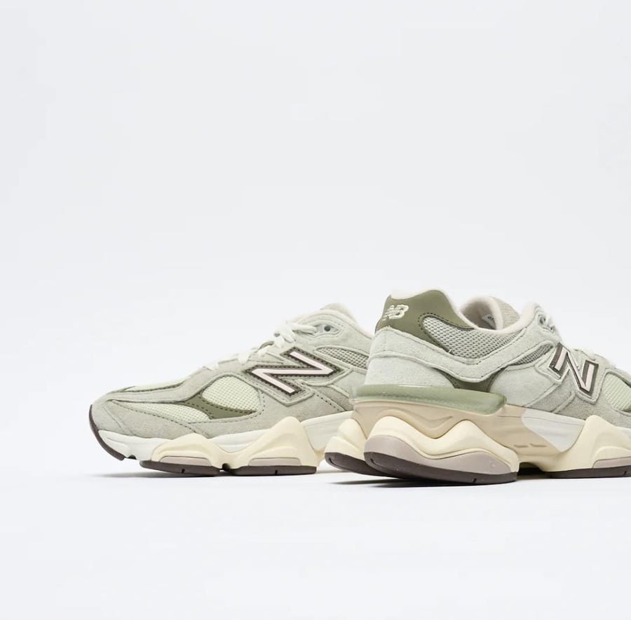 New Balance - 2002R