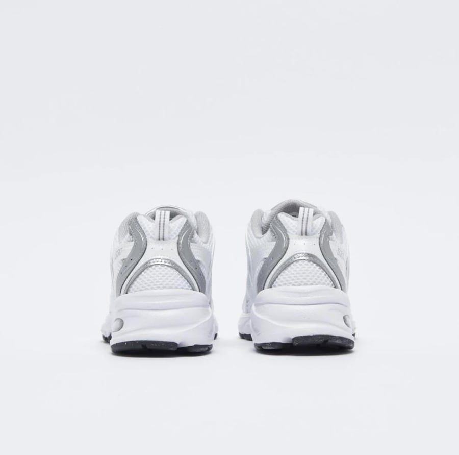 New Balance - 2002R