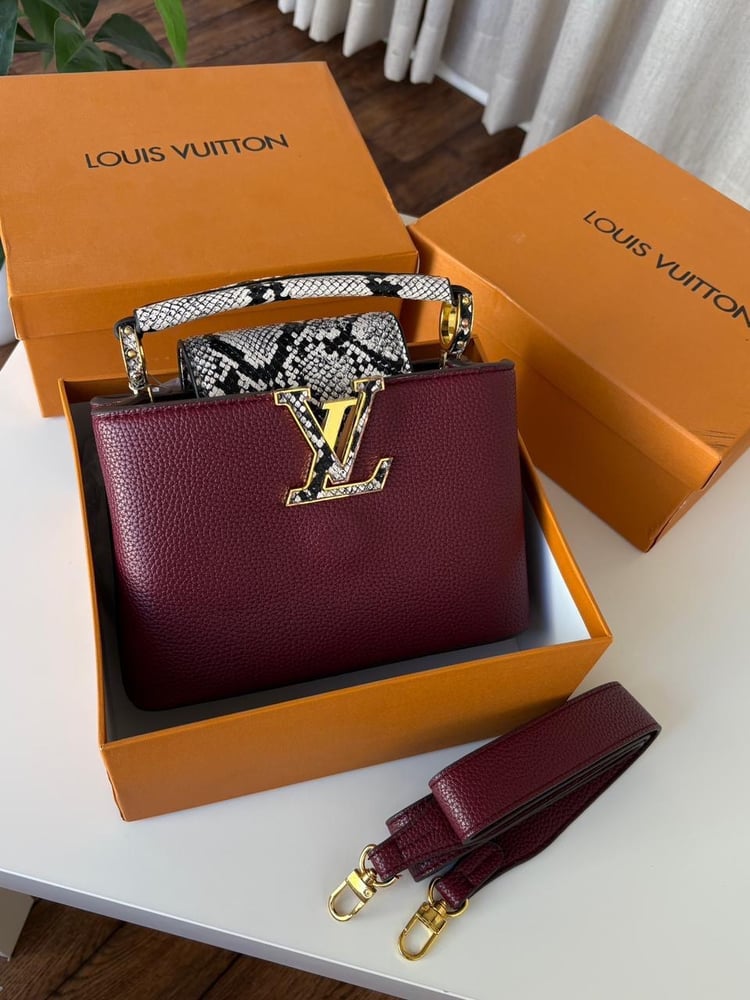 Women's bag with its accessories