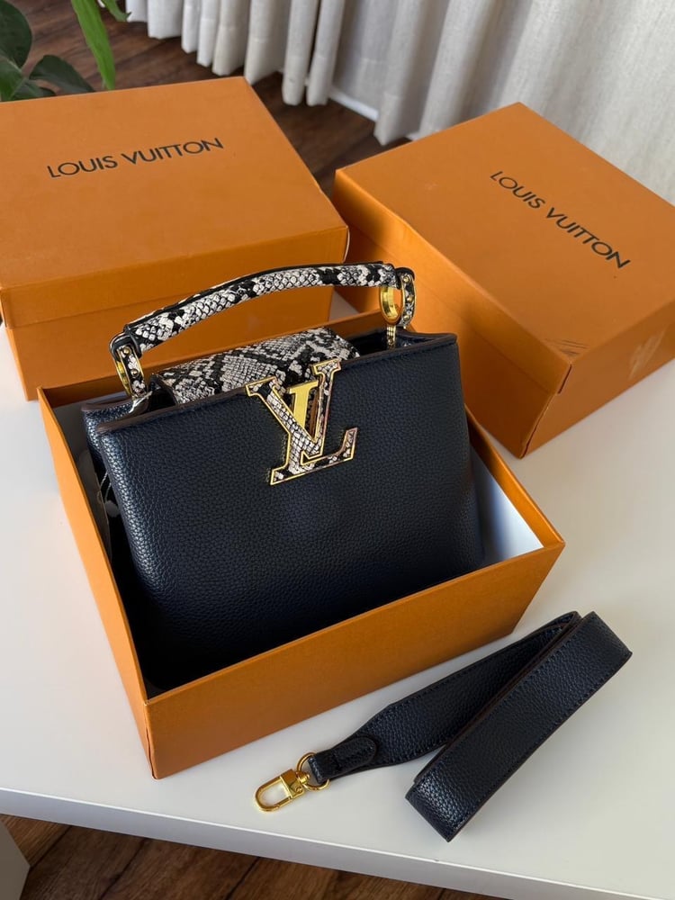 Women's bag with its accessories