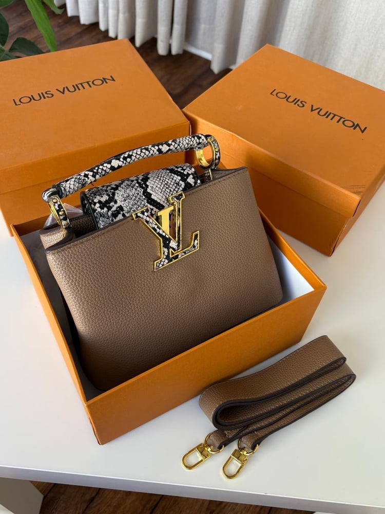 Women's bag with its accessories