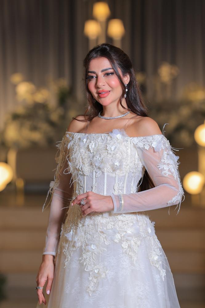 فستان سهرة أوف وايت منفوش بالريش والورود - موديل 11088