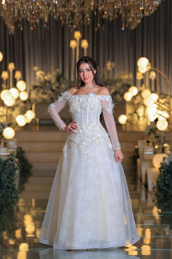 فستان سهرة أوف وايت منفوش بالريش والورود - موديل 11088
