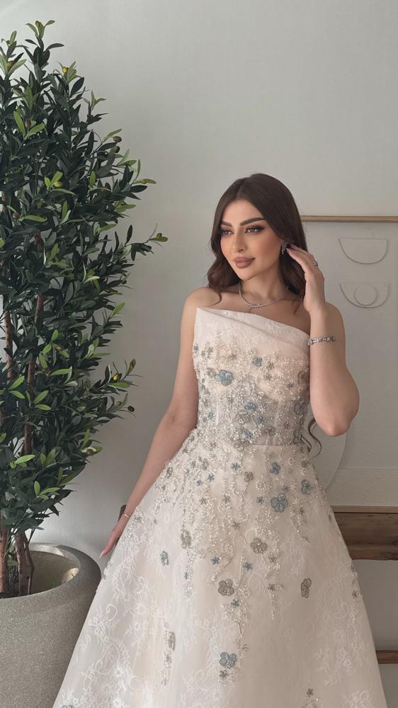 فستان سهرة بيج بتطريز ورد فضي