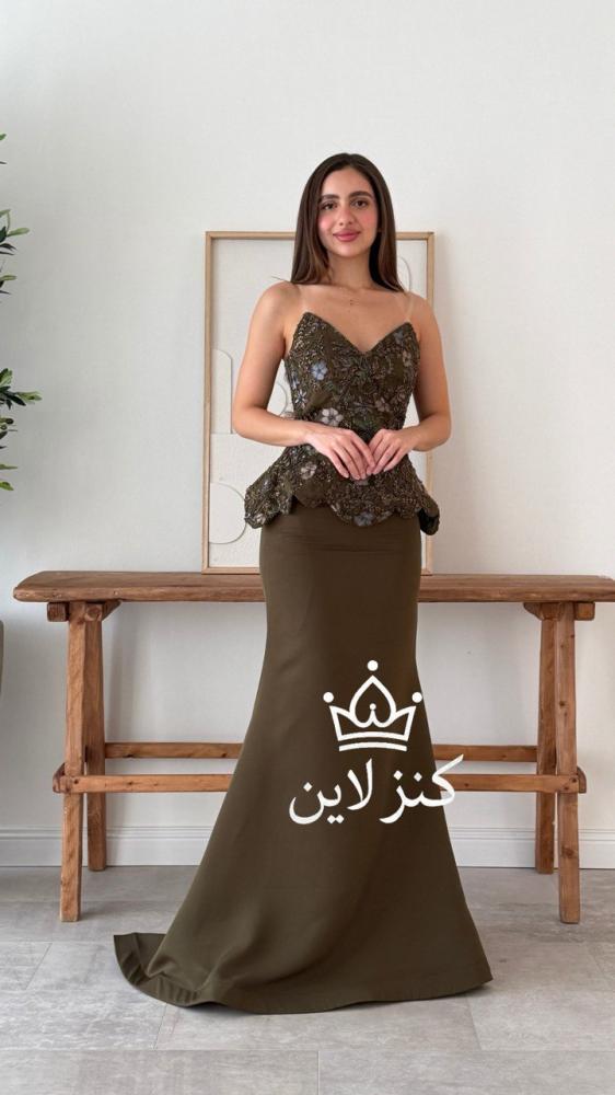 فستان سهرة باللون الزيتوني الداكن