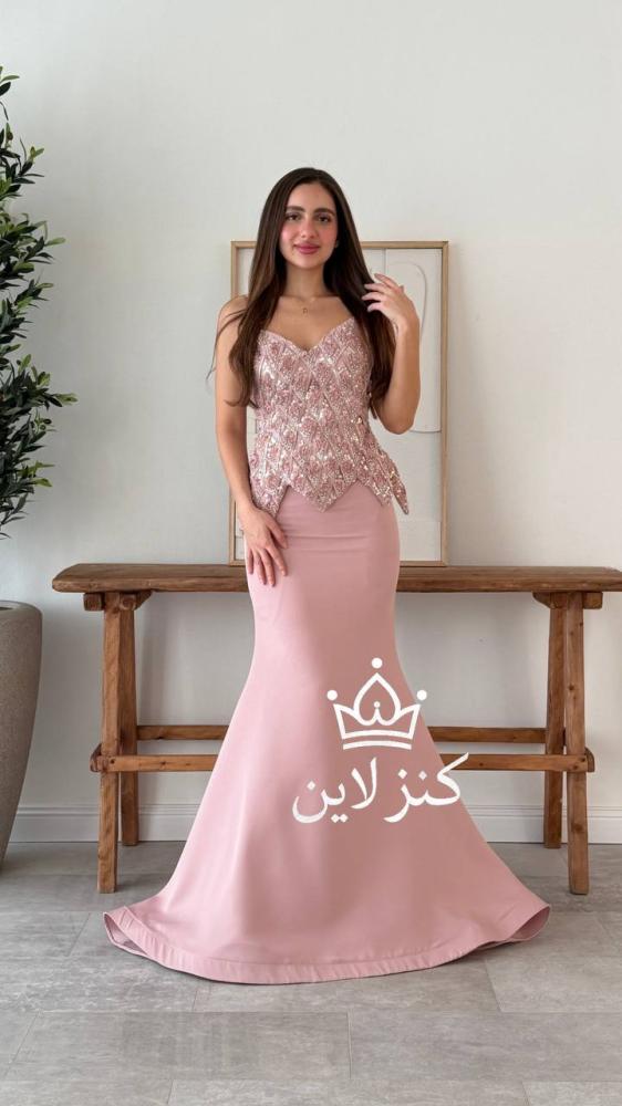 فستان سهرة بالترتر الوردي الهادئ