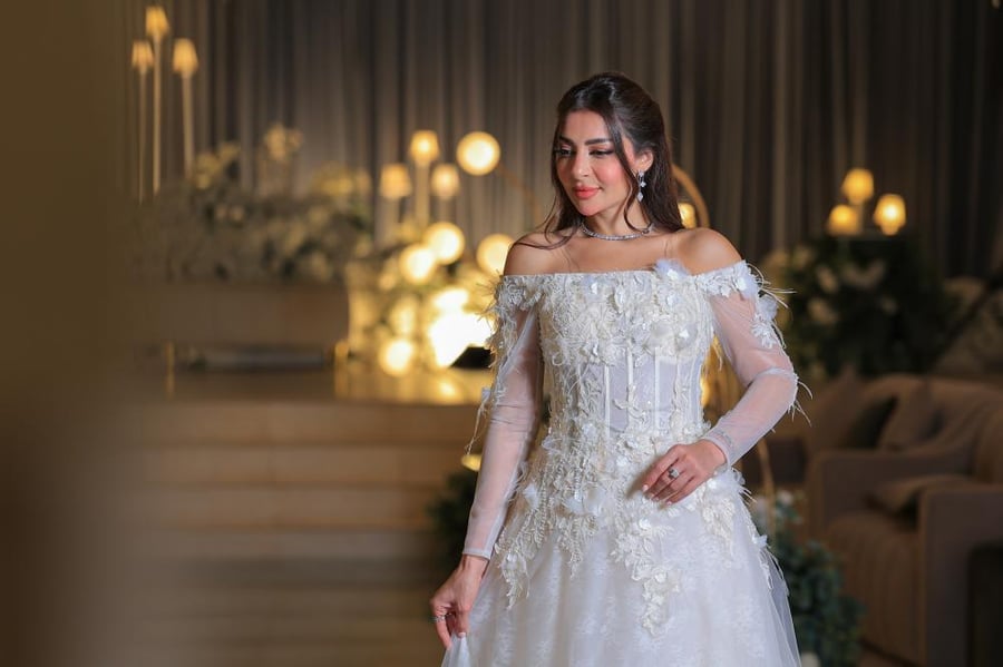 فستان سهرة أوف وايت منفوش بالريش والورود - موديل 11088