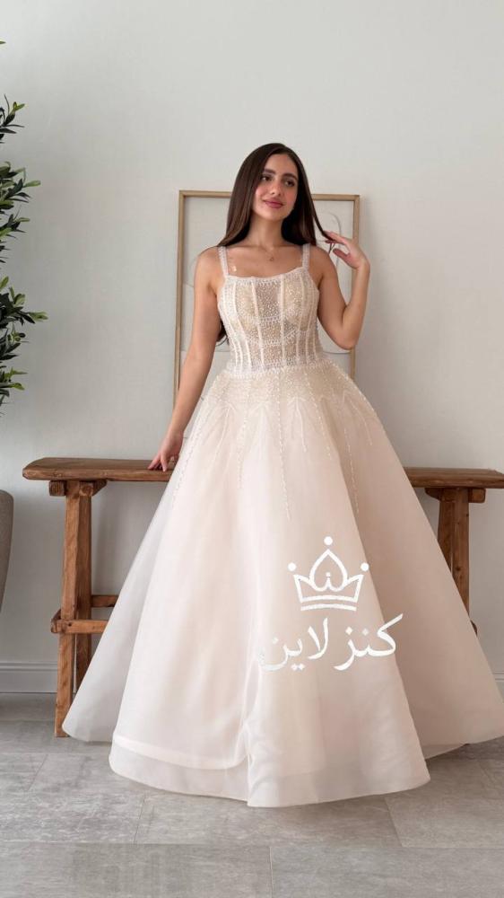 فستان سهرة بيج فاتح مع تطريزات خرزيه