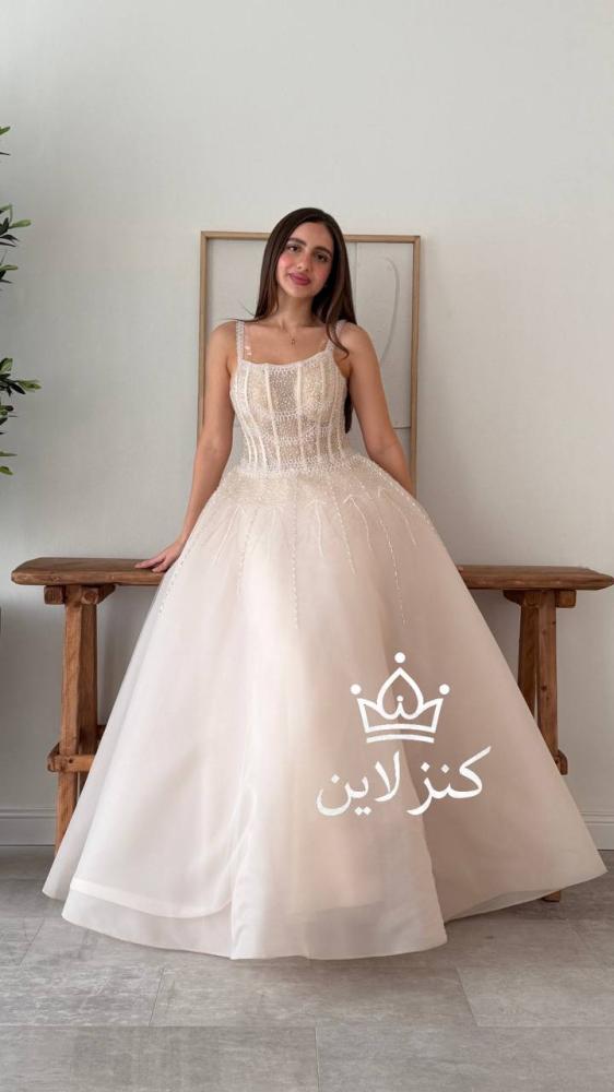 فستان سهرة بيج فاتح مع تطريزات خرزيه