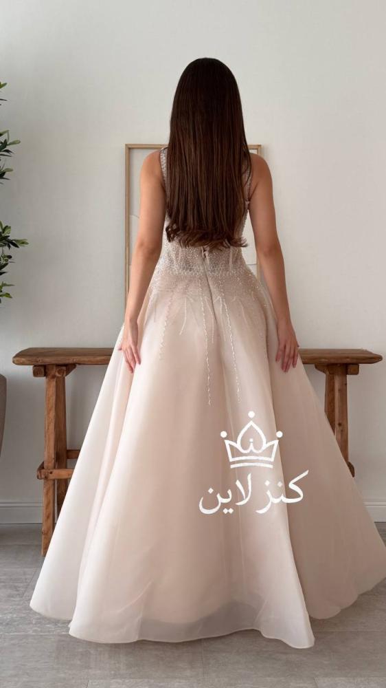فستان سهرة بيج فاتح مع تطريزات خرزيه