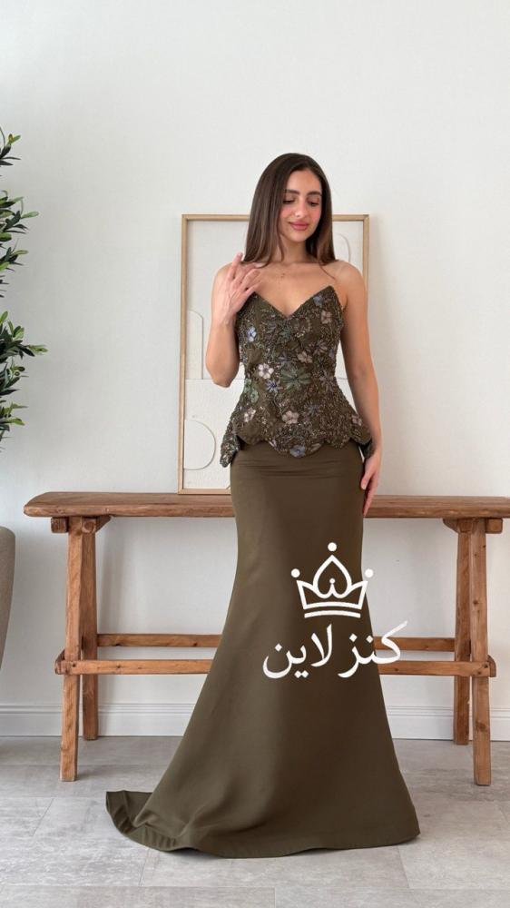 فستان سهرة باللون الزيتوني الداكن