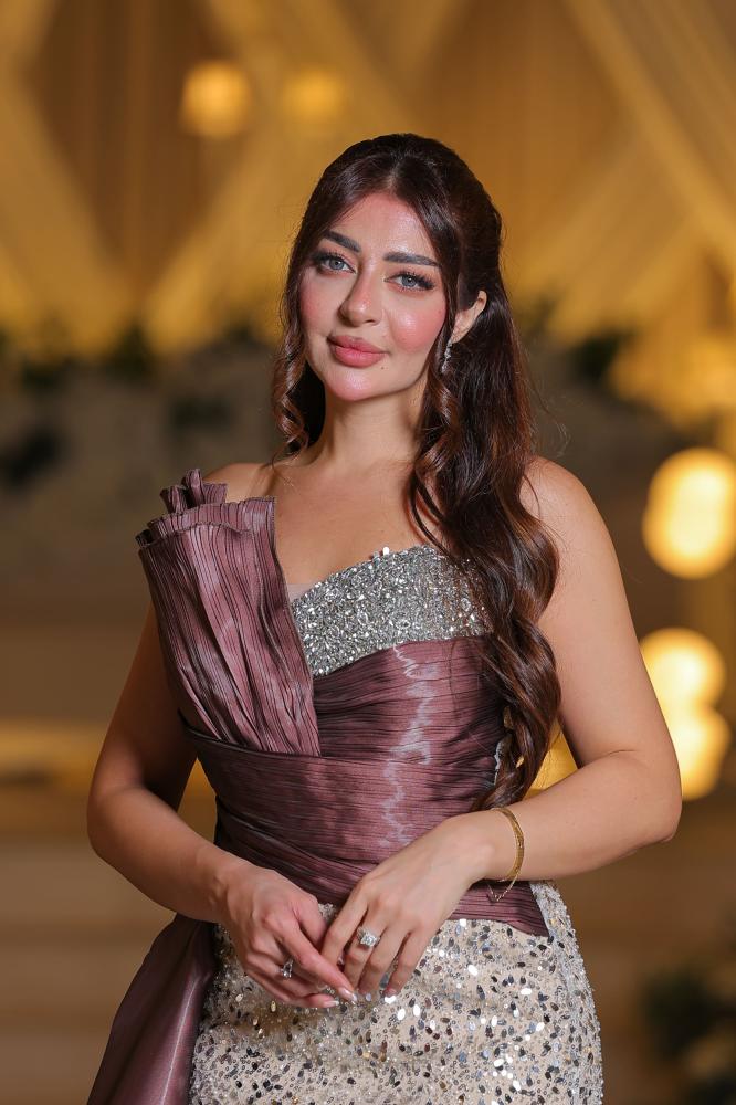 فستان سهرة راقي يجمع بين بريق التطريز وأناقة الساتان بقصة انثوية راقية 11106