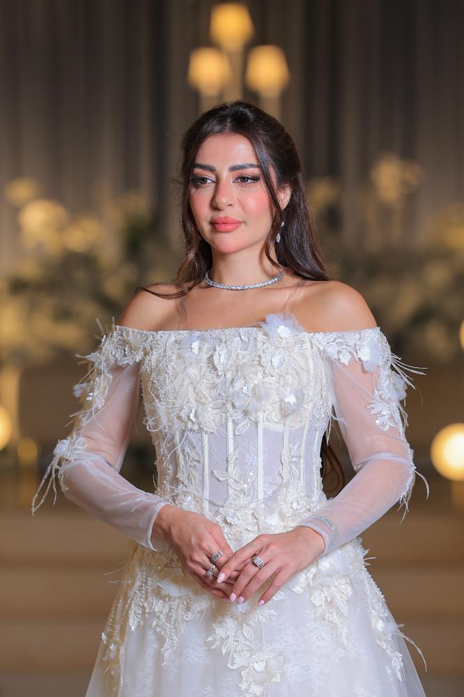 فستان سهرة أوف وايت منفوش بالريش والورود - موديل 11088