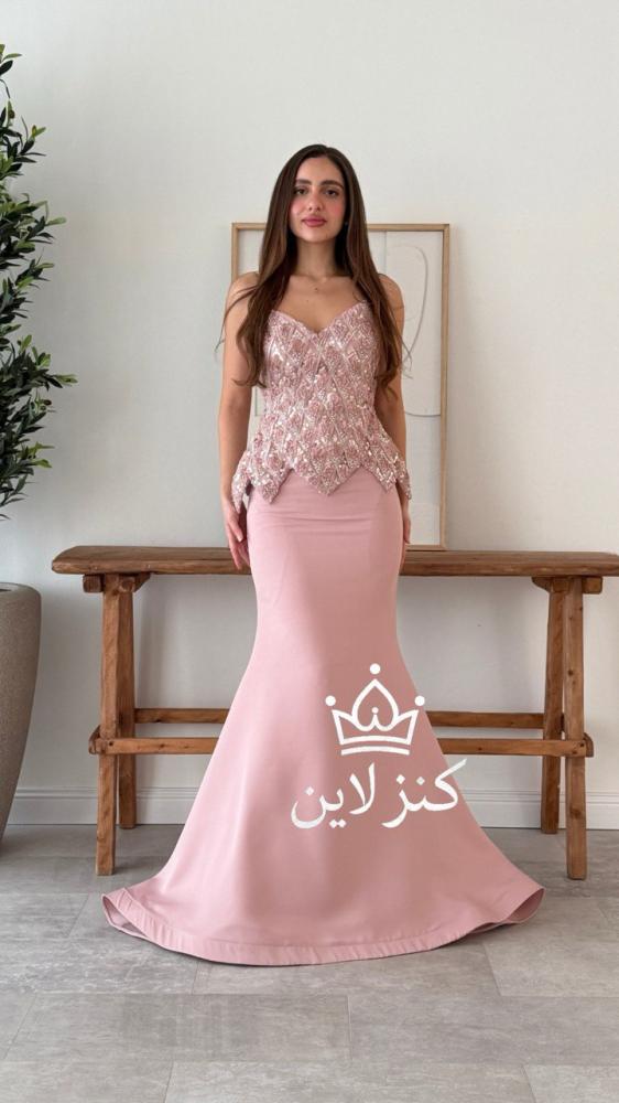 فستان سهرة بالترتر الوردي الهادئ