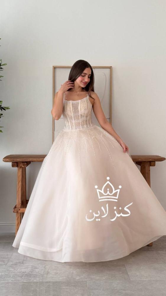 فستان سهرة بيج فاتح مع تطريزات خرزيه
