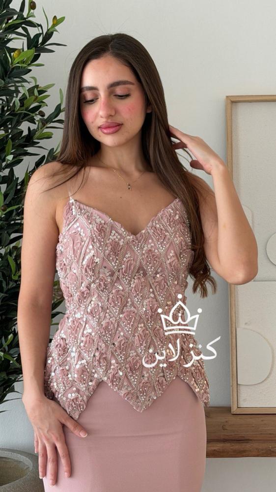 فستان سهرة بالترتر الوردي الهادئ
