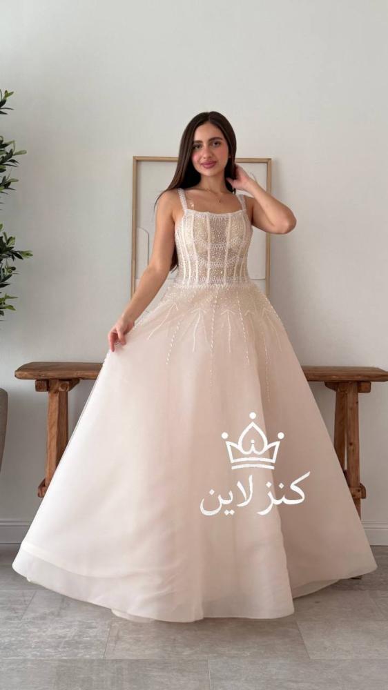 فستان سهرة بيج فاتح مع تطريزات خرزيه