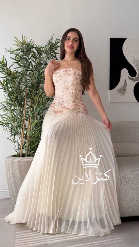 فستان سهرة كسرات من الشيفون بلون الاوف وايت