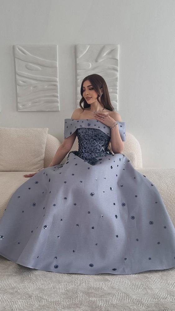 فستان سهرة لون رمادي فضي لإطلالة ملفتة مميزة راقية و مختلفة