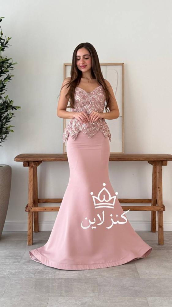 فستان سهرة بالترتر الوردي الهادئ