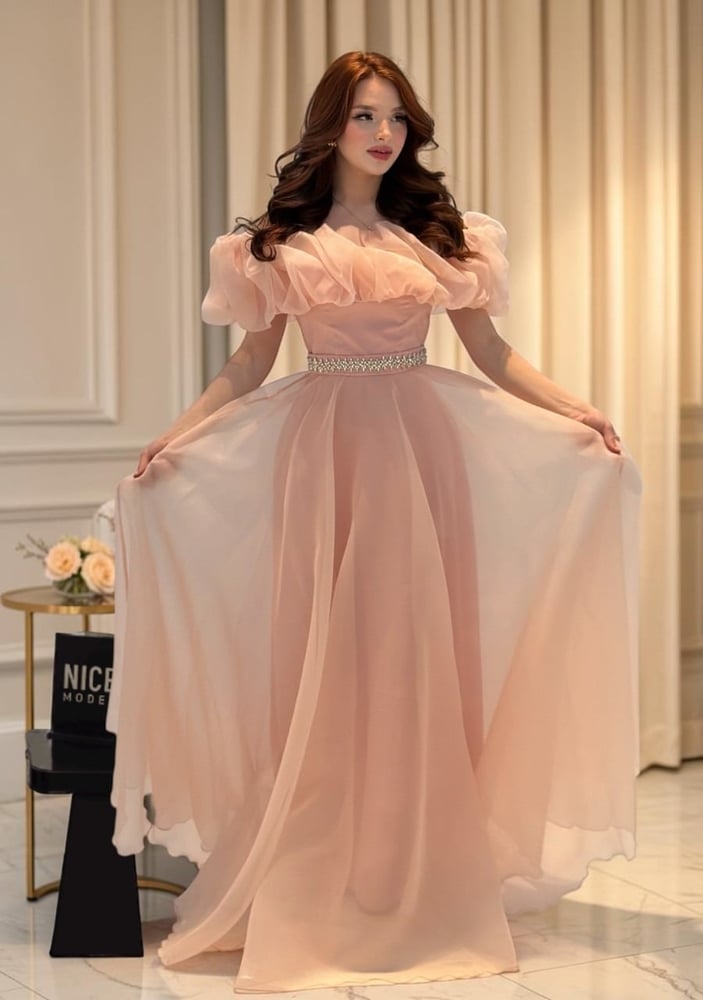 فستان سهرة اورجنزا ناعم بحزام مطرز واكتاف كشكش