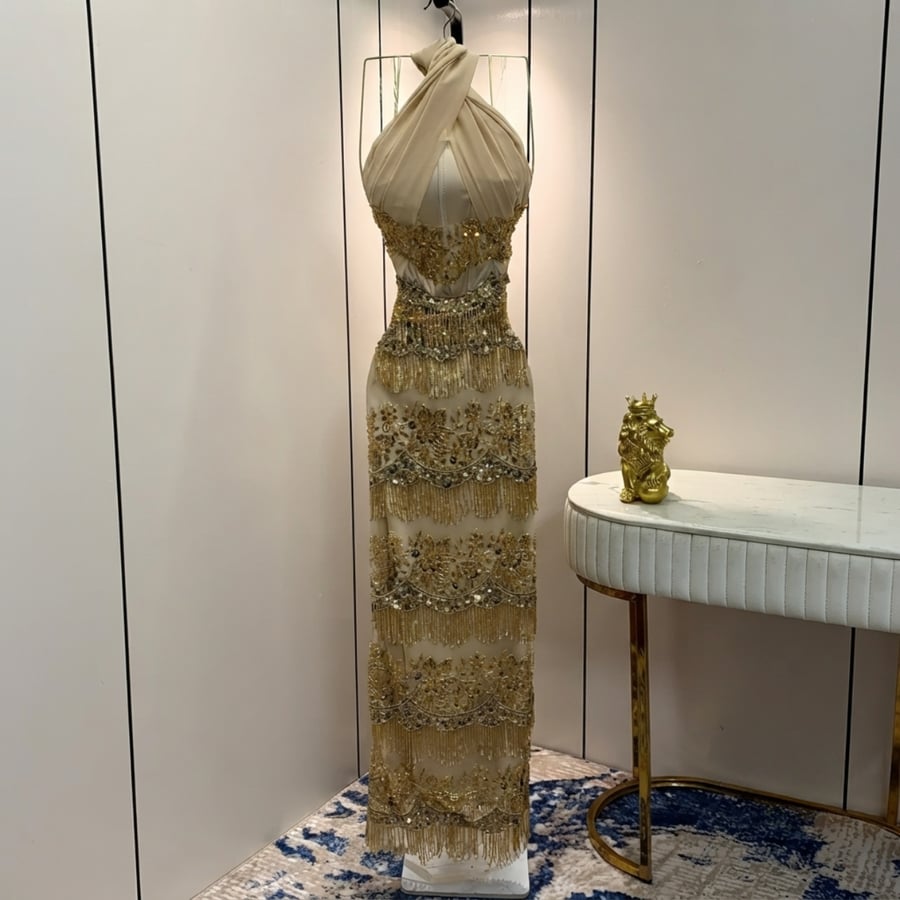 Elegance in Gold: فستان سهرة راقي بصدرية كورسيه وشيفون مع تطريز السهرة والأهداب الأصلية