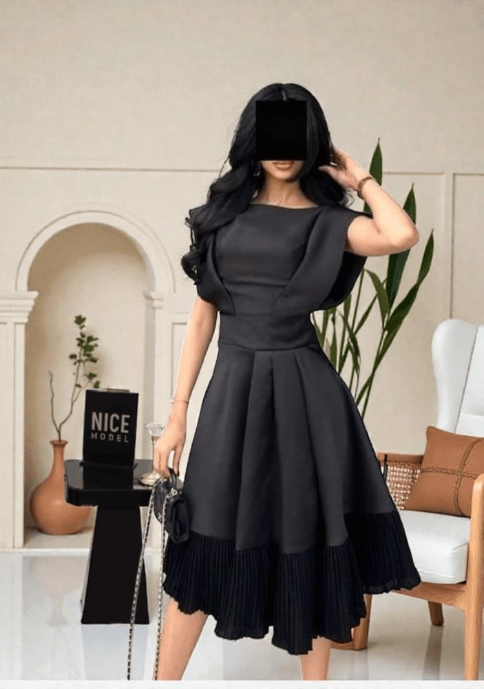 فستان ميدي ناعم بتفته كوري مع كسرات بليسيه