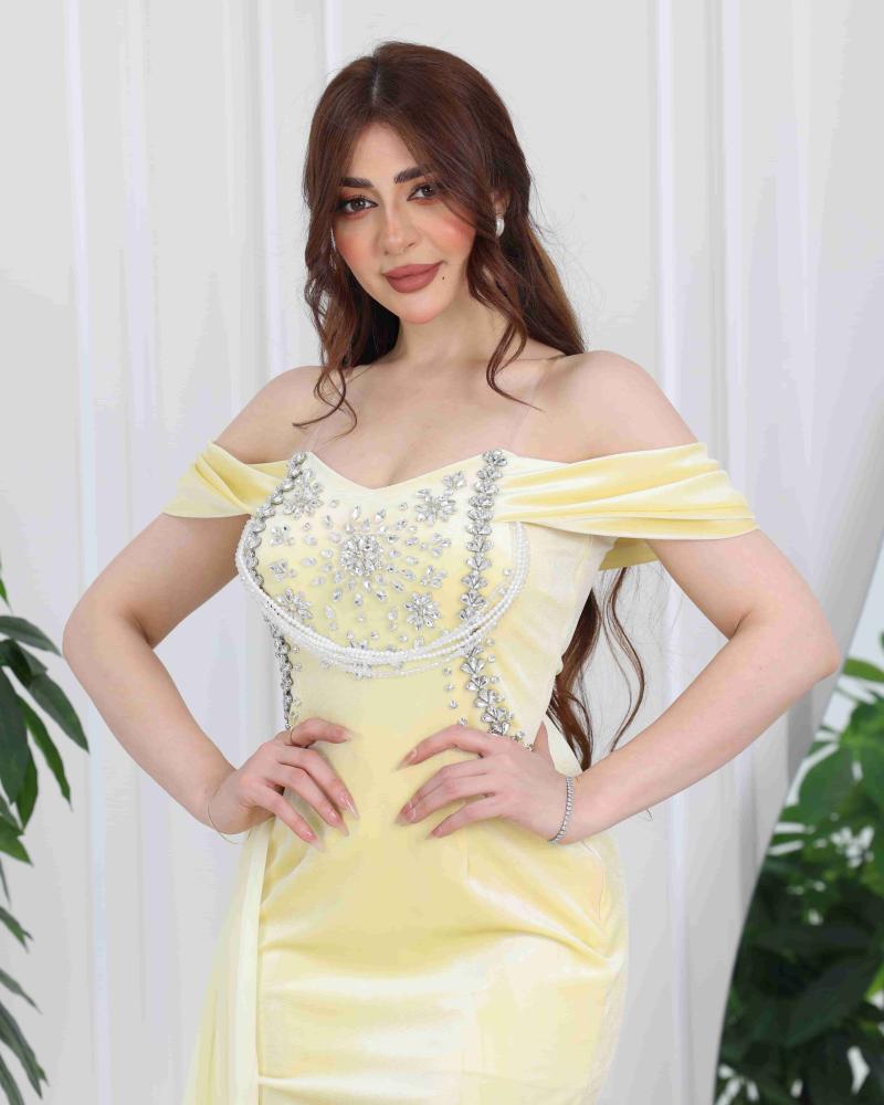 فستان سهرة طويل مخمل بتطريز لؤلؤ وكتف أوف شولدر