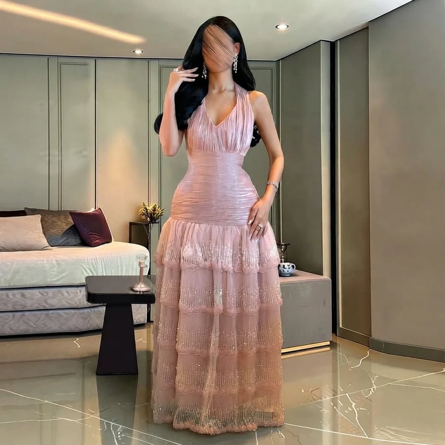 فستان سهرة طويل بلون كشميري راقٍ – تصميم درابيه متناسق مع تنورة تل مطرزة بطبقات